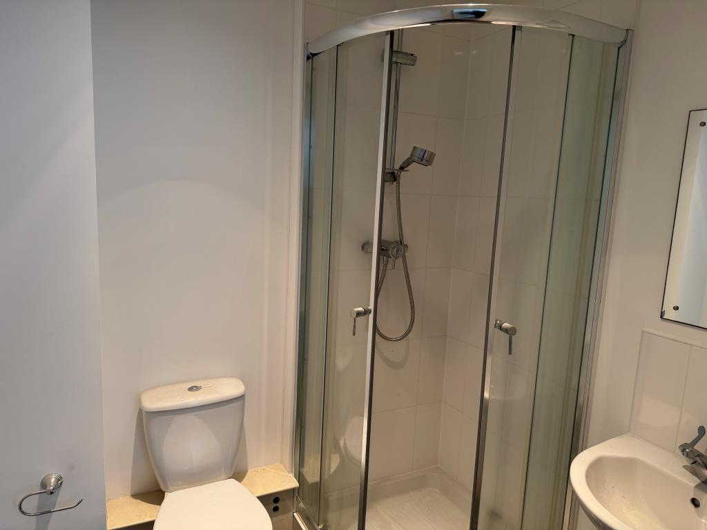 Lot: 128 - TWO-BEDROOM FLAT WITH PARKING FOR INVESTMENT OR OCCUPATION - A View of the En-Suite